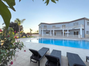 Grand villa Lynn seaview, Paralimni